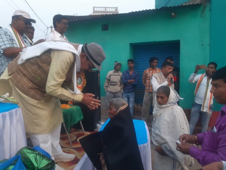 शीतकाल को देखते विधायक ने की वस्त्र वितरण