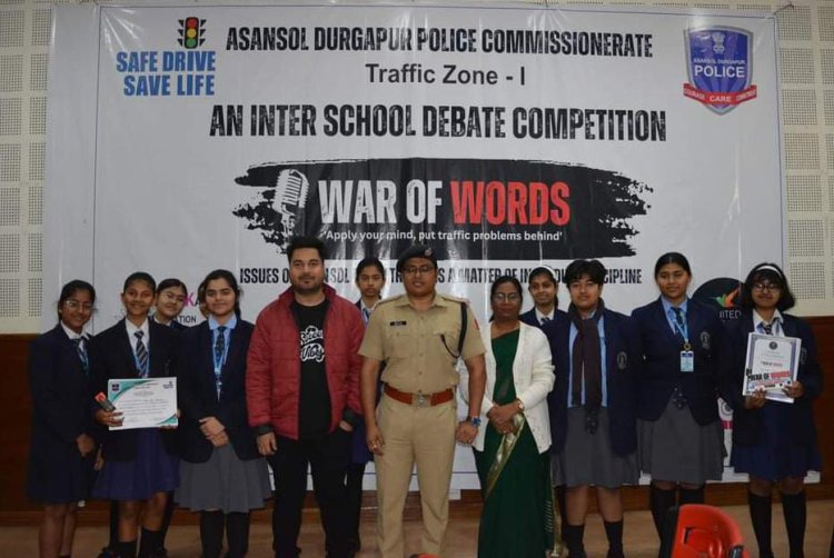 आसनसोल दुर्गापुर पुलिस कमिश्नर की ओर से 200 बच्चों को पाठन सामग्री प्रदान की गई