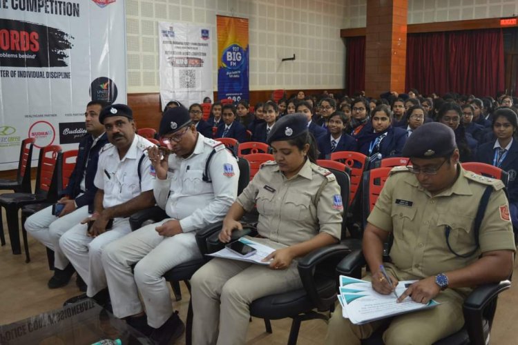 आसनसोल दुर्गापुर पुलिस कमिश्नर की ओर से 200 बच्चों को पाठन सामग्री प्रदान की गई
