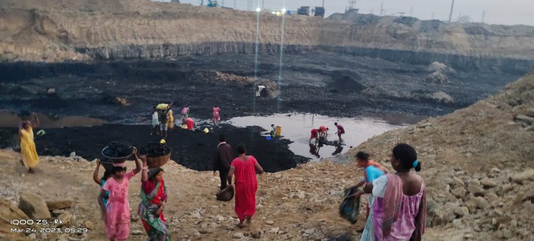 ईसीएल सुरक्षाकर्मी आसीतोष शर्मा चोरी की घटना देख कर बन रहे हैं मूकदर्शक