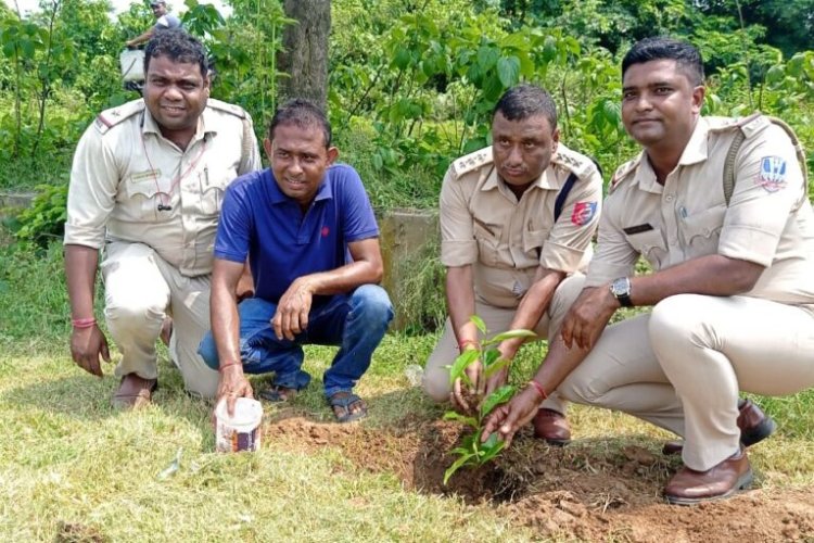 क्लीन ग्रीन आसनसोल बनाने के लिऐ एडीसीपी की पहल किया पौधारोपण