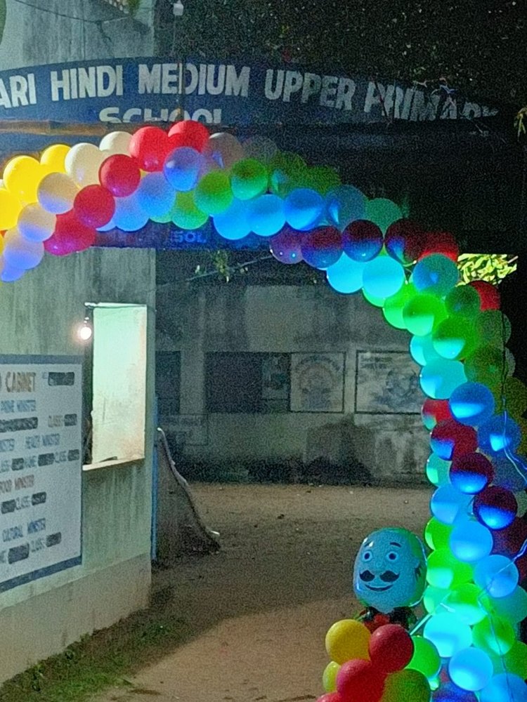 सरकारी स्कूल में देर संध्या मनाया जा रहा है माकपा पूर्व पार्षद की पोती के जन्मदिन