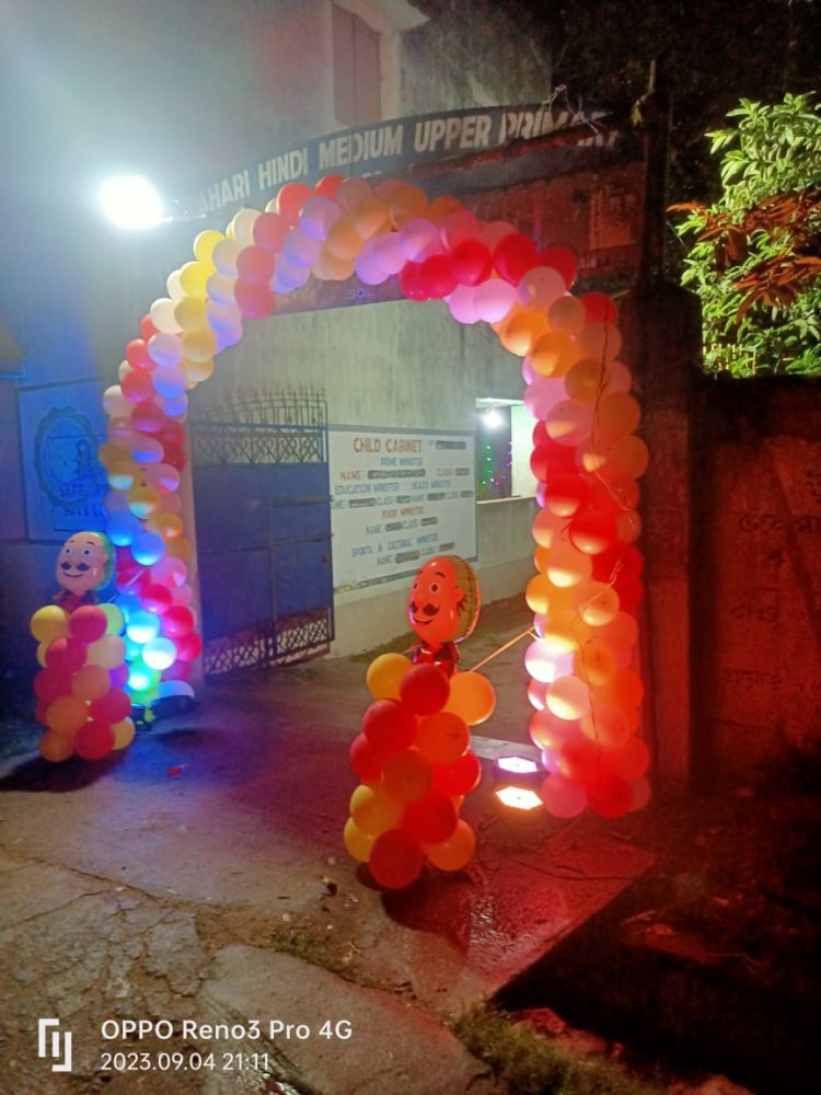 सरकारी स्कूल में देर संध्या मनाया जा रहा है माकपा पूर्व पार्षद की पोती के जन्मदिन
