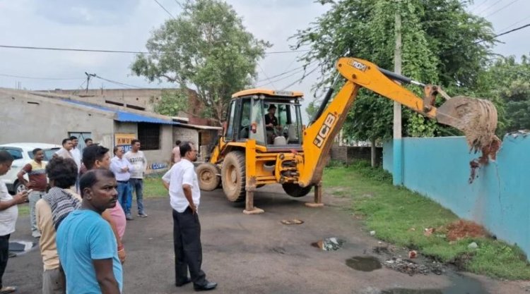 नियामतपुर रेड लाइट एरिया में अवैध पार्किंग पर चला बुलडोजर, पार्षद ने जटाया विरोध