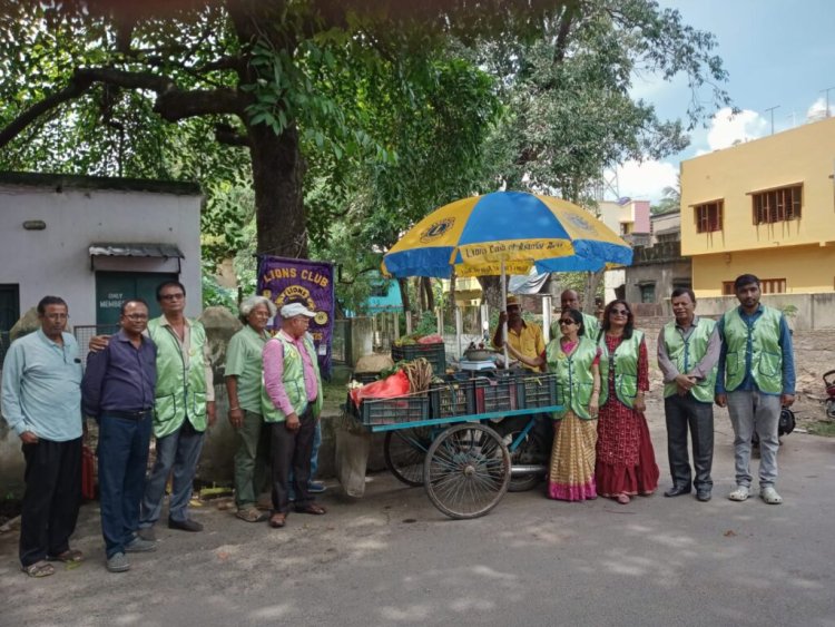 सब्जी विक्रेताओं में लायंस क्लब ऑफ़ एक्सिस आसनसोल ने बांटी छतरी