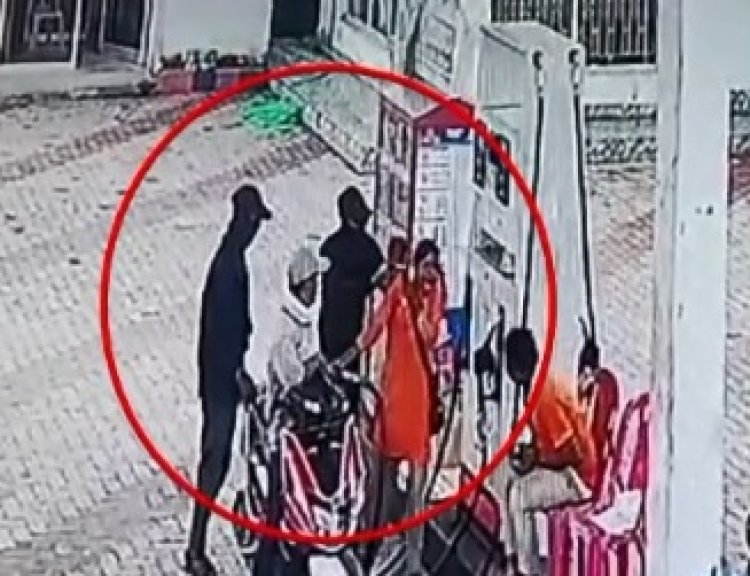पेट्रोल भर रही महिला कर्मी पर रिवाल्वर तान दिया