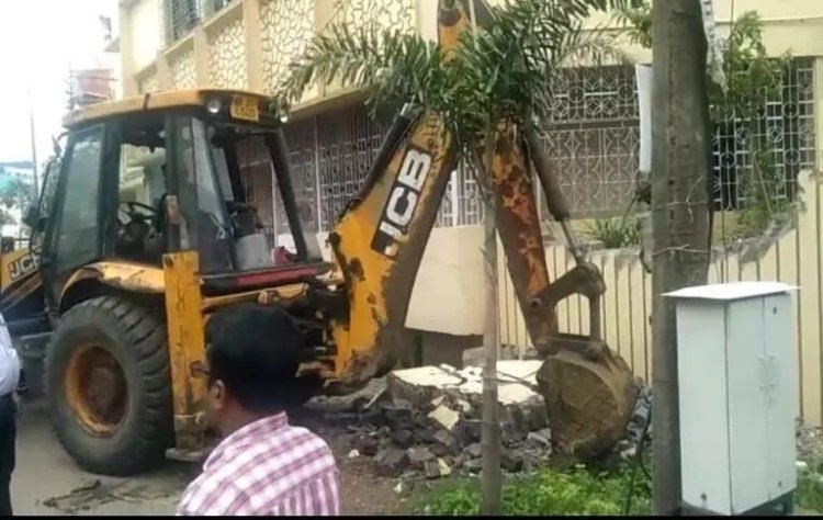 टोलरेंस नीति के तहत रानीगंज के पीएन मालिया रोड इलाके में अवैध निर्माण को ध्वस्त किया गया