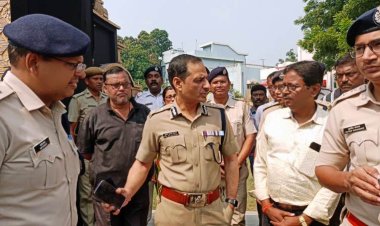 शहर के पूजा पंडालों का पुलिस आयुक्त ने किया निरीक्षण