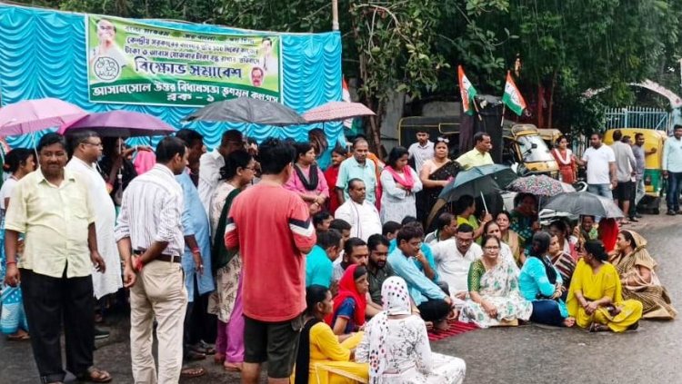तृणमूल कर्मियों द्वारा किया गया धरना प्रदर्शन