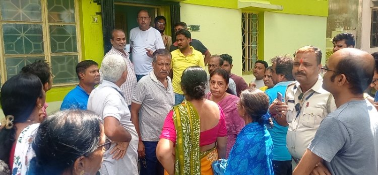 लोगों का गुस्सा फूट पड़ा, पार्षद के घर पहुंच जताया विरोध