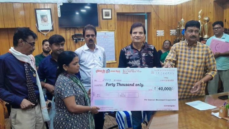 नेशनल फैमिली बेनिफिट स्कीम के तहत 10 को 40000 रुपए का चेक प्रदान