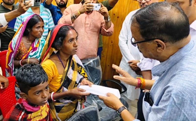 धंसान में दबकर मरनेवालों के आश्रित को दिया गया 2-2 लाख का चेक