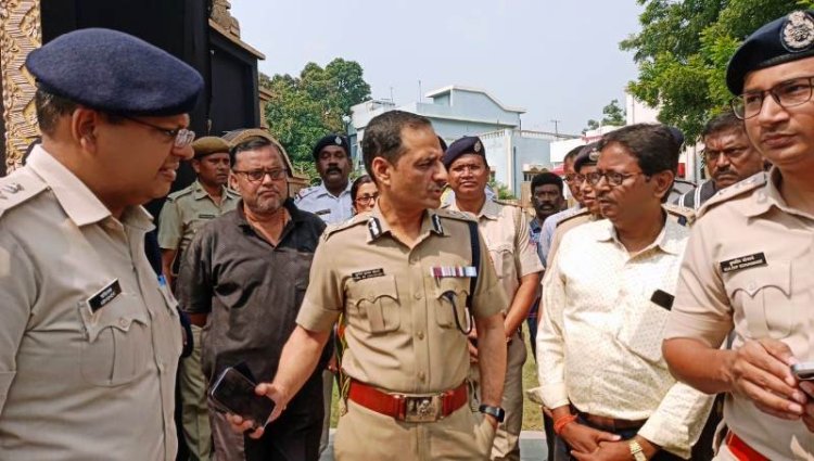 शहर के पूजा पंडालों का पुलिस आयुक्त ने किया निरीक्षण