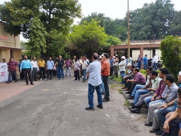 दुर्गापुर स्टील फैक्ट्री में दो का निलंबन वापस लेने की मांग पर सात श्रमिक संगठनों का विरोध