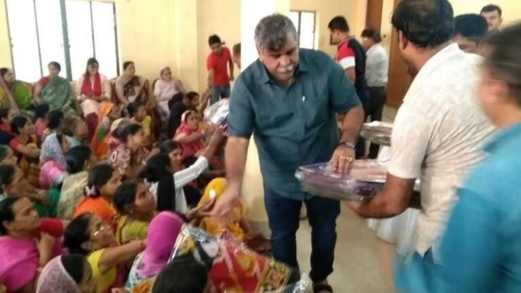 250 महिलाओं के बीच बांटी साड़ियां : जितेंद्र