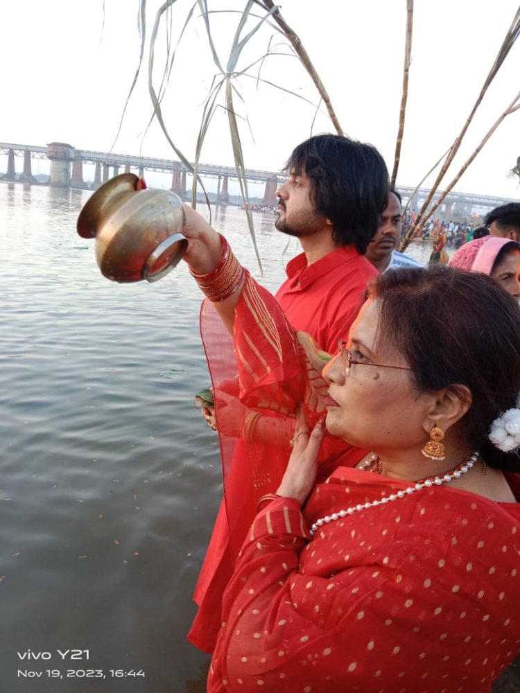 भगवान भास्कर को सुबह में अर्घ्य देने के साथ लोक आस्था के महापर्व छठ का समापन