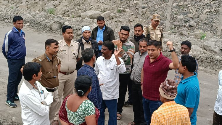 विस्फोट से घर हुए छतिग्रस्त, गुस्साए लोगों ने की ओसीपी कार्यलय में तोड़फोड़ 