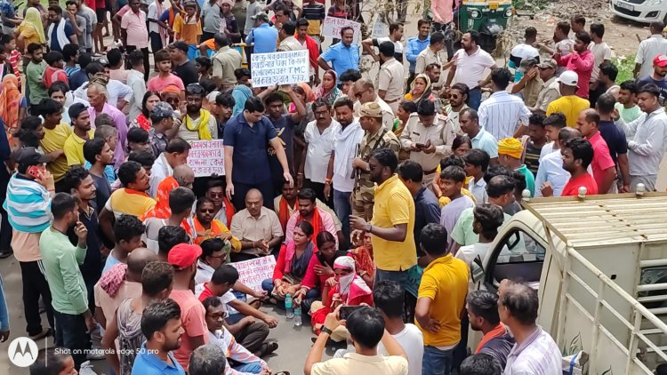 पानी दो वरना छोड़ दो गद्दी का नारा लगाकर किया रोड जाम