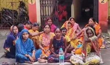 बहुला कोलियरी के पिट मैनेजर के घर के सामने धरना मृतक की पत्नी ने मांगा मुआवजा