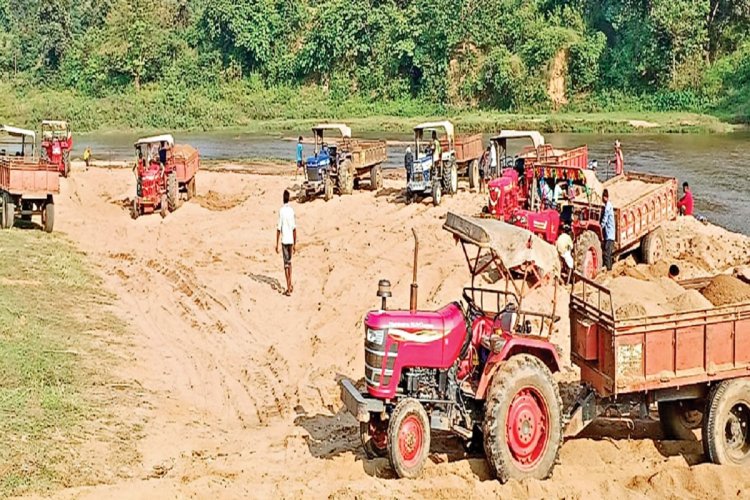 प्रशासन बेखबर, धड़ल्ले से चल रहा बालू का अवैध कारोबार