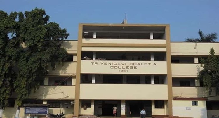 छात्रा से मांगे रुपए, की छेड़छाड़, मामला हुआ राजनीतिक