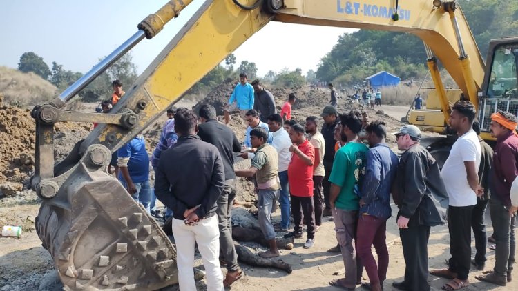 मिट्टी खुदायी के दौरान हादसा, 4 मजदूर दबे मिट्टी में, 3 की मौत