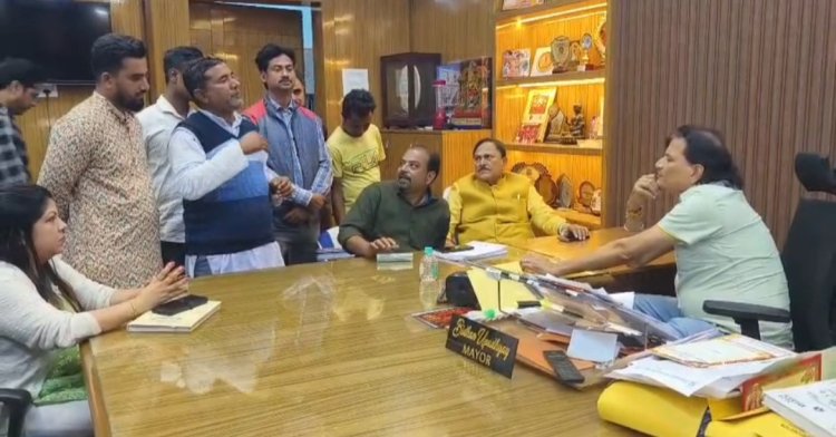विधायक हरे राम सिंह एवं मेयर विधान उपाध्याय के हस्तक्षेप के बाध अस्पताल प्रबंधक मुआवजा देने को तैयार