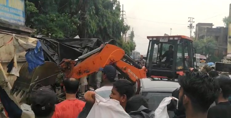 अवैध अतिक्रमण पर चला बुलडोजर